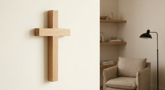 Schlichtes Holzkreuz aus Eiche von corpus delicti, freischwebend an der Wand, als modernes Dekorationselement in einem minimalistischen Wohnraum, ideal für Nachhaltige Holzdeko Eiche.